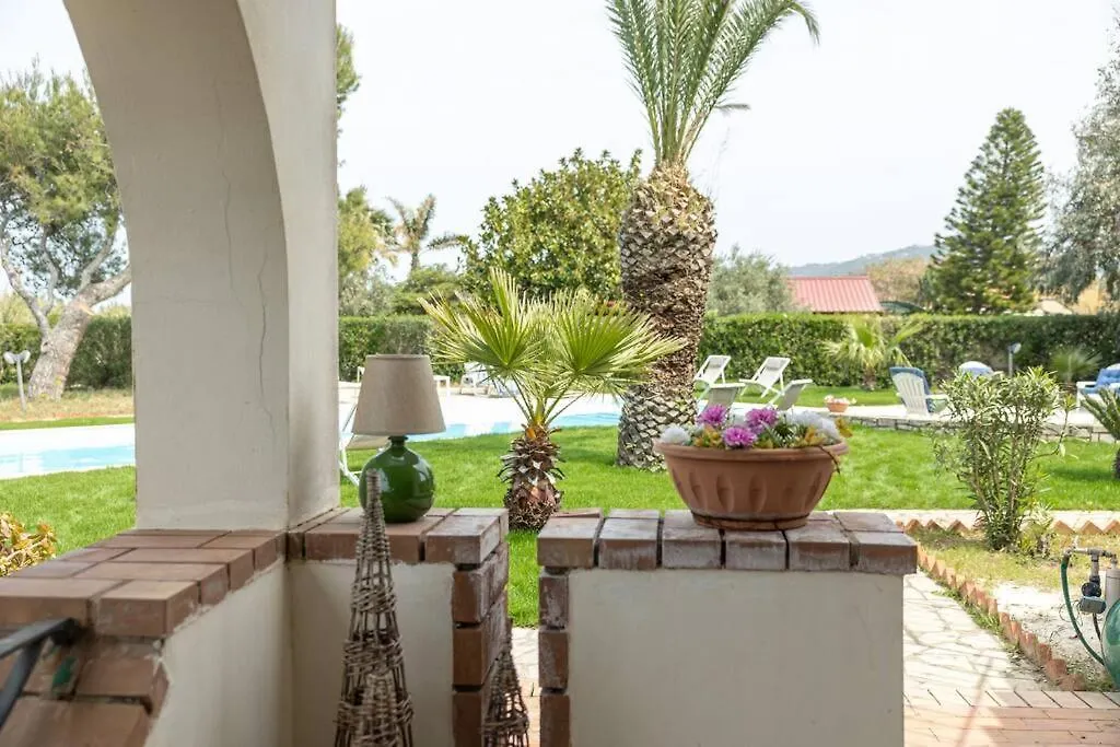 Holiday home 3-Casa Sul Mare Con Piscina Vicino Cefalu Campofelice Di Roccella
